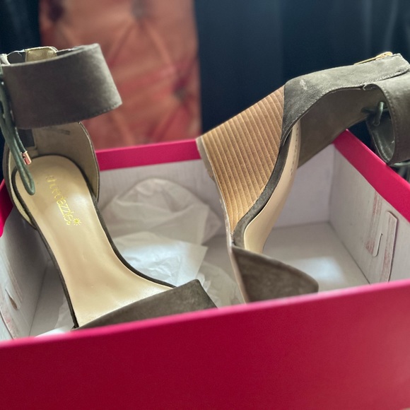 Olive green heels - Picture 5 of 9